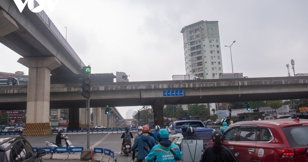 Hàng loạt nút giao ở Hà Nội đèn đỏ trên 100 giây và delay khiến người dân ngao ngán