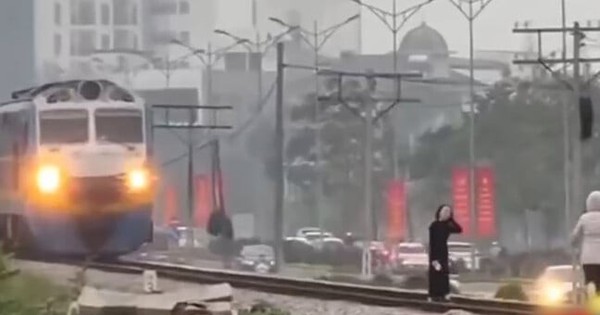 Hai phụ nữ thản nhiên "tạo dáng" trên đường ray, mặc tàu hoả kéo còi liên tục