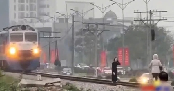 Vụ 2 cô gái thản nhiên "thả dáng" trên đường ray, khiến tàu phanh gấp: Lái tàu nói gì?