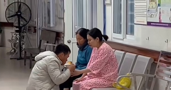 Bức ảnh chụp tại hành lang khoa sản ở Hà Nội khiến triệu người rơi nước mắt