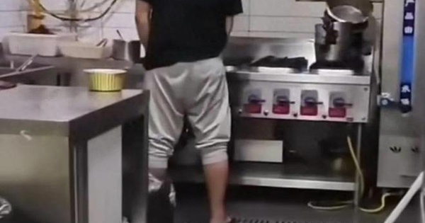 Bức ảnh người đàn ông đứng quay mặt vào bồn rửa rau trong quán lẩu ở Trung Quốc khiến tất cả kinh hãi: "Tôi bị ám ảnh đến già mất"