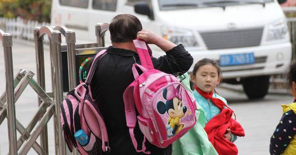 Giáo viên 34 năm bóc trần: Chỉ cần nhìn cách cha mẹ đón con mỗi ngày, tôi có thể đoán được tương lai đứa trẻ hạnh phúc hay chật vật