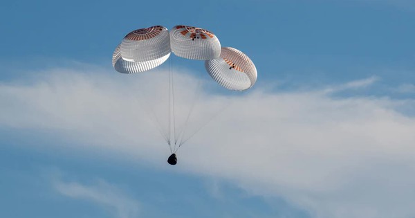 Chứng kiến khoảnh khắc lịch sử: 2 phi hành gia bung dù xuống Trái đất sau 9 tháng mắc kẹt, trở về nhà an toàn sau quá nhiều trắc trở