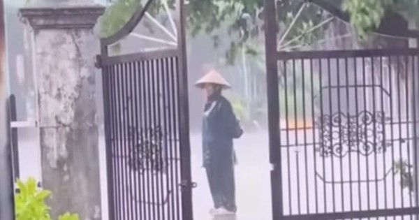 Bức ảnh người phụ nữ đội mưa đứng trước cổng nhà khiến netizen nhòe nước mắt