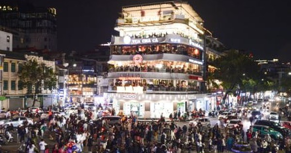 Check-in chia tay "Hàm cá mập"