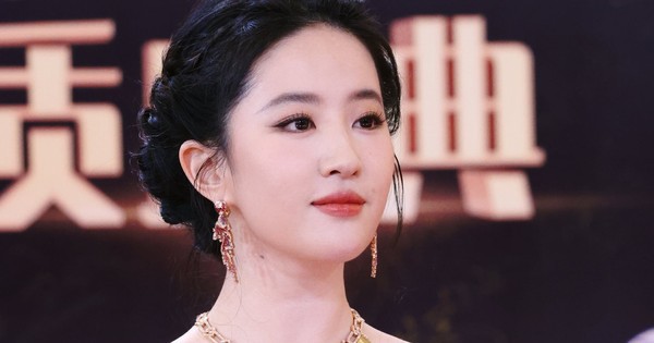 Lưu Diệc Phi đẹp tới mức nhân viên phải thốt lên kinh ngạc