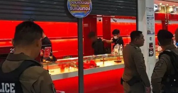 Giữa lúc giá vàng đang liên tục phá đỉnh, tên trộm lẻn vào tiệm vàng nhưng bị mắc kẹt cả đêm, sáng hôm sau cảnh sát ập vào tóm gọn