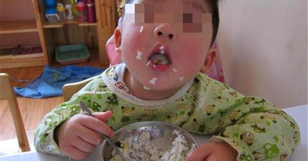 Bé trai mầm non đi học về ăn như bị bỏ đói, mẹ kiểm tra camera lớp học, ngỡ ngàng khi biết sự thật