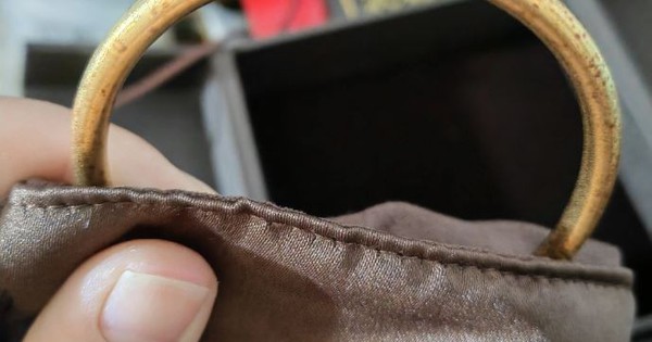 Trang sức vàng mua chưa đầy 3 tháng đã “gỉ sét”, cửa hàng từ chối hoàn trả: "Do chị bảo quản không đúng cách"
