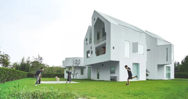 Cặp vợ chồng bỏ 7 tỷ đồng xây biệt thự trắng 1.000m2 trên đảo tặng bố mẹ dưỡng già: Thiết kế 77 ô cửa sổ tạo nét độc đáo hiếm có