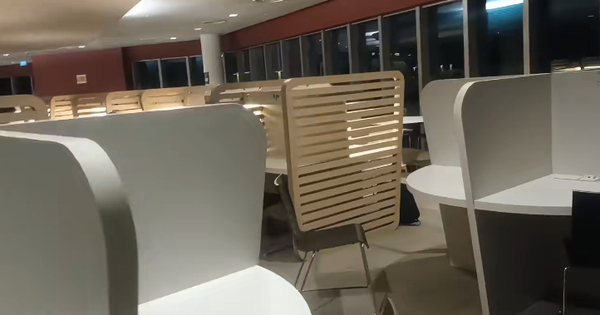 Tham quan thư viện một trường ĐH vào lúc nửa đêm, nhiều người bỗng thấy xấu hổ: "Người giỏi không đáng sợ, đáng sợ là..."