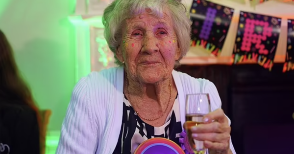 Cụ bà 105 tuổi vẫn đam mê khiêu vũ, tiết lộ bí quyết đơn giản để sống lâu mà không phải đi bộ