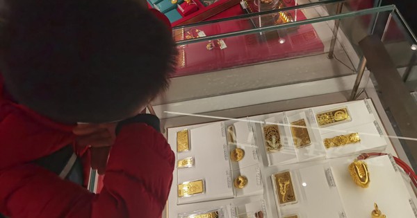 Cậu bé 14 tuổi mang 5 chỉ vàng ở nhà đi bán, chủ tiệm phán: "Giả hết!", bố mẹ đứng sau cười bí ẩn