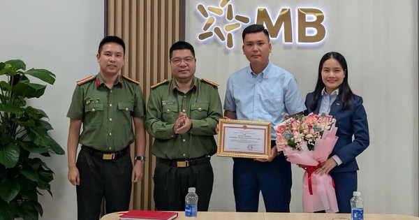 Khách hàng 28 tuổi đến giao dịch có biểu hiện lạ, nhân viên ngân hàng MB lập tức báo công an: Cả chi nhánh được khen thưởng