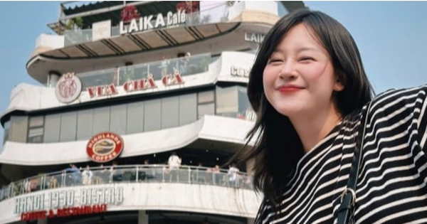 Cô gái Hà Nội gây sốt với mẹo chụp ảnh Hàm Cá Mập khi đông người