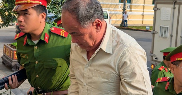 Cựu Chủ tịch tỉnh An Giang khai gì về 300.000 USD "quà cảm ơn"?