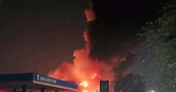 Kho xưởng ở Hà Nội bốc cháy ngùn ngụt, khói đen cuồn cuộn bốc cao hàng chục mét