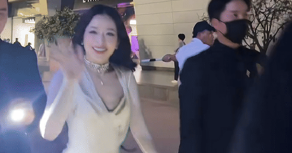 Tượng đài nhan sắc U35 cả nước biết mặt bị "tóm dính" trên đường: 20s tuyệt đối điện ảnh!