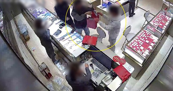 Giá vàng chạm đỉnh, quản lý cửa hàng “móc nối” khách hàng lạ để tăng doanh số: Bị cảnh sát bắt ngay lập tức