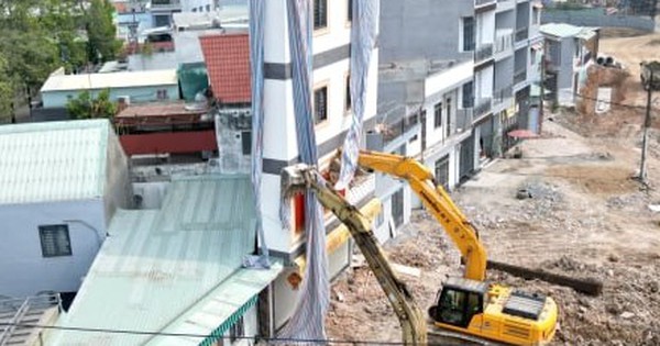 Dùng máy xúc chống đỡ nhà 3 tầng sắp sập: Chủ nhà bỏ ý định mời 'thần đèn' giải cứu