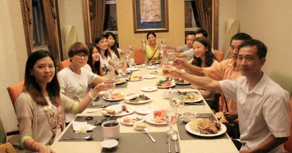 Đi họp lớp, tôi tranh thanh toán hóa đơn 211 triệu: Về đến nhà, tôi đơ người vì 1 cảnh tượng, thề không bao giờ đi họp lớp