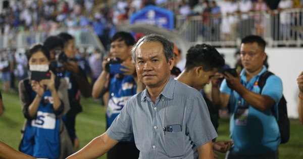 Đằng sau tấm ảnh “chia tay gia đình”, bầu Đức đã tặng HLV Kim Sang-sik 2 “món quà” quý giá