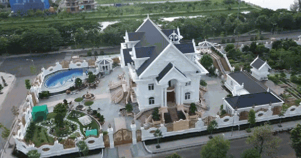 Bên trong biệt phủ 4 mặt tiền rộng hàng nghìn mét vuông, "sáng" nhất miền Tây lúc này