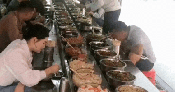 Thông tin về quán cơm vỉa hè với 40 món chạy trên băng chuyền, thực khách vô tư làm 1 hành động rùng mình