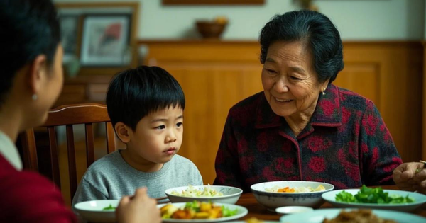 Bé trai mầm non vốn thích món bà nấu bỗng nhất quyết không chịu ăn, bà kiểm tra camera lớp học thì nhận ra điều bất thường
