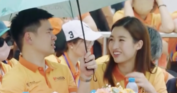 Chồng chủ tịch của Đỗ Mỹ Linh bị soi cầm ô nghiêng hẳn về phía mình, để vợ chịu nắng: Thực hư thế nào?