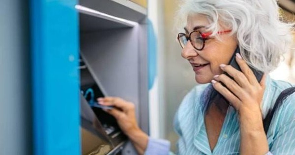 Khẳng định vừa rút tiền tại ATM vừa nghe điện thoại là bất thường, cảnh sát bắt cụ bà 75 tuổi, bí mật về 1.000 tỷ đồng bị vạch trần