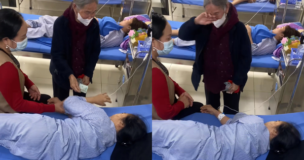Cụ bà 90 tuổi lau nước mắt rồi "dúi" cho con gái món đồ trong phòng bệnh, hàng triệu người không khỏi xúc động