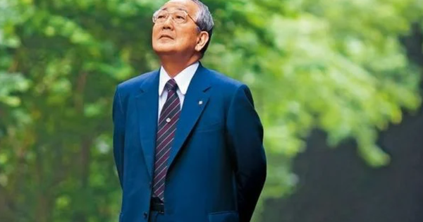 “Thần kinh doanh 90 tuổi” dùng 1 thứ vực dậy cả đế chế gần phá sản: Không hề cao siêu, người biết sớm càng có lợi