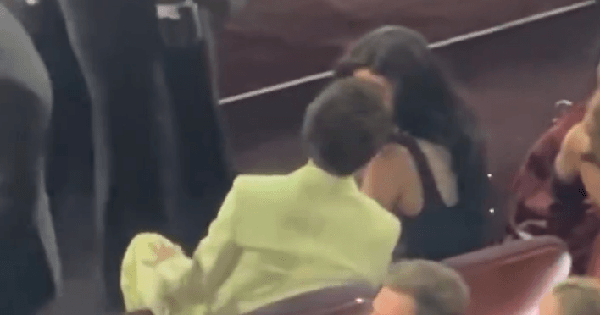 Hot nhất Oscar 2025: Cặp đôi đẹp nhất thế giới khoá môi trước cả triệu người, body siêu thực của nhà gái khiến MXH bùng nổ