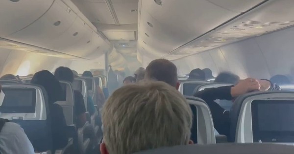 Mỹ: Máy bay chở 92 người gặp sự cố khẩn cấp trên không, mùi khét tràn ngập khoang hành khách khiến tất cả vội vã "quay đầu"