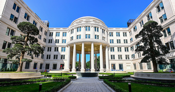 Tòa án nhân dân cấp huyện được sáp nhập phải có vị trí địa lý liền kề, giao thông thuận tiện