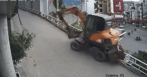 Clip: Máy xúc trượt dốc rơi thẳng xuống bờ kè ở Hạ Long, tài xế tử vong tại chỗ