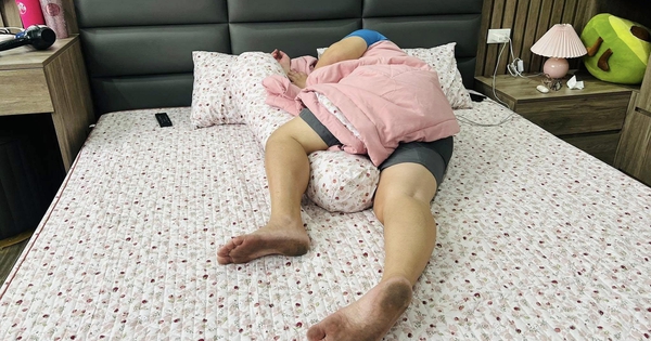 Bức ảnh người đàn ông nằm ngủ tưởng bình thường, lại khiến dân mạng thốt lên: "Gọi dậy ngay"