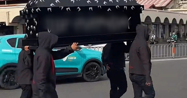 Vụ khiêng quan tài trước chợ Bến Thành: Thuê giá 500.000/người để "tạo sự kiện sốc" bán quần áo online