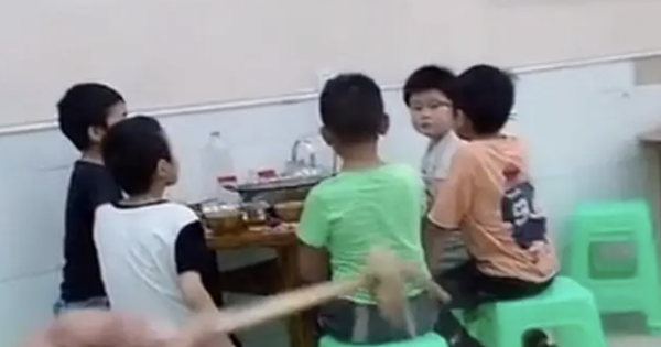 Bức ảnh chụp bóng lưng 5 cậu nhóc gây xôn xao mạng xã hội