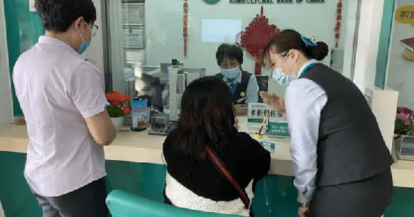 Từ chối phục vụ người phụ nữ 60 tuổi làm thủ tục chuyển khoản hơn 107 triệu đồng, nữ nhân viên ngân hàng được cảnh sát khen thưởng