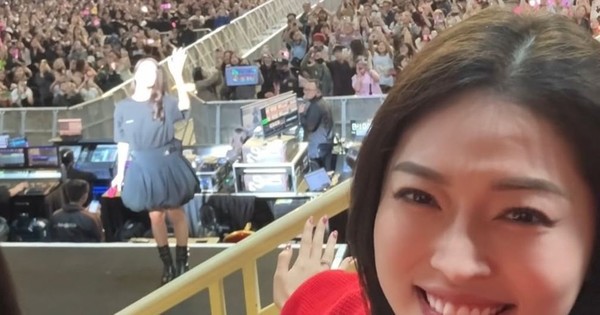 Bức ảnh chụp chung Jisoo (BlackPink) của Á hậu Phương Nga