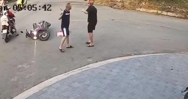 Clip 52 giây ghi lại cảnh tài xế ô tô dùng gậy đánh tới tấp người đi xe máy, gây phẫn nộ