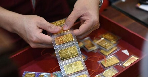 Giá vàng lập đỉnh rồi quay đầu, nhà đầu tư nên mua hay bán?