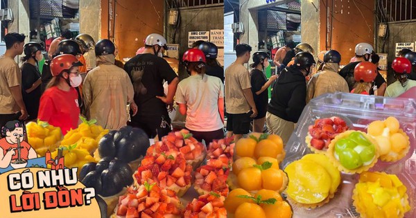Mỗi đêm bán 1.000 chiếc, quầy bánh trái cây vỉa hè ở quận 10 “gây sốt” với giá rẻ bất ngờ, khách nối hàng dài chờ mua