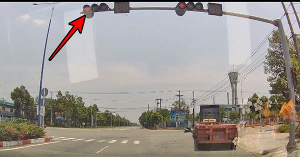Xe đầu kéo liên tục vượt đèn đỏ, người dân gửi clip báo công an