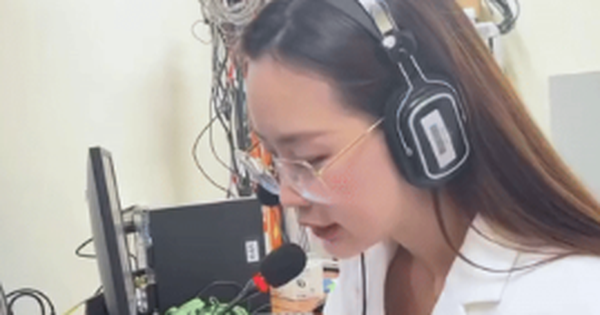 Đang làm diễn giả ở sự kiện quốc tế, nàng Hậu này bất ngờ đổi vai giữa chừng khiến netizen phục sát đất