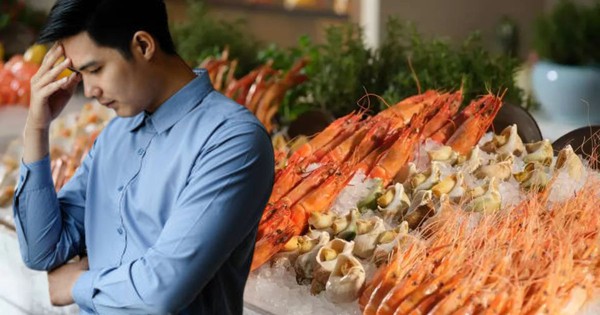 Ăn buffet hải sản 250.000 đồng/người, 2 người đàn ông nhập viện trong đêm, nhà hàng từ chối bồi thường: “Do các anh ăn quá nhiều”