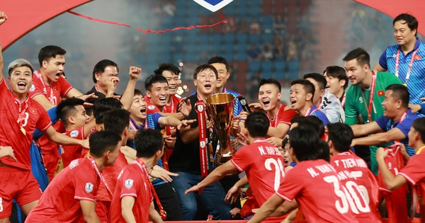 HOT: HLV Kim Sang-sik dẫn dắt dàn sao Đông Nam Á Quang Hải, Chanathip đối đầu Manchester United, đã rõ thời gian địa điểm