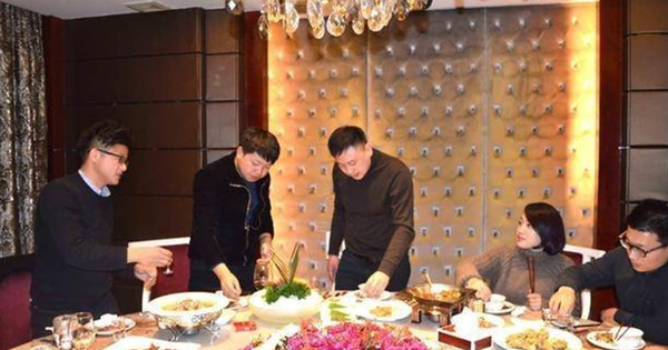 Sếp cũ nghỉ hưu mời mọi người đi ăn nhưng lại về trước, tôi là người thanh toán hoá đơn 35 triệu đồng: Không ngờ 1 tháng sau được thăng chức giám đốc